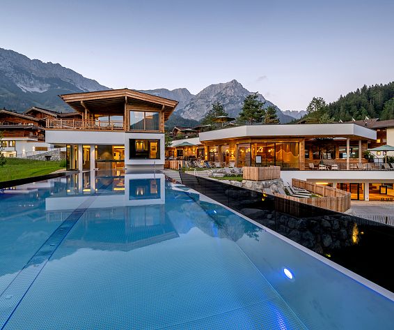 25m-infinity-sportbecken-nacht-naturlichspa-kaiserlodge-druck-cgunterstandl-2-2