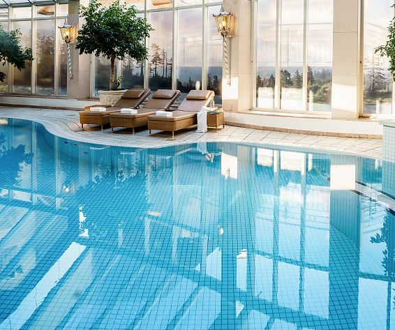 hallenbad-innenpool-liegen-posthotel-achenkirch-2