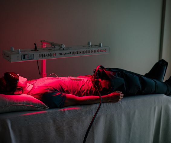 longevity-led-light-rotlicht-panel-im-rahmen-der-biohacking-anwendungenposthotel-achenkirch-hotelsinshape-best-fitness-hotels-ksr39082-6