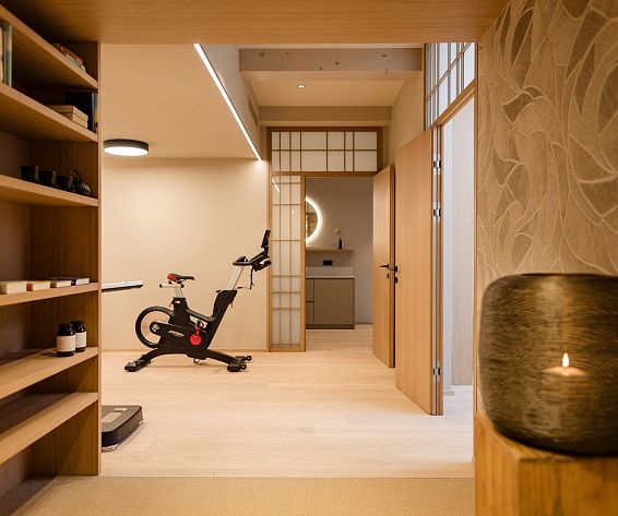 longevity-raum-mit-dem-spinning-rad-fur-die-uvida-analyse-und-supplement-display-regal-und-blick-ins-arzt-zimmer-hineinposthotel-achenkirch-hotelsinshape-best-fitness-hotels-ksr38653-2