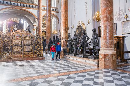 Mieminger Plateau_Innsbruck_Hofkirche_Schwarz-Manda-Kirche_Tirol_hotelsINshape_best fitness hotels_Alpenresort_Schwarz@Tourismusverband_Innsbruck_2024