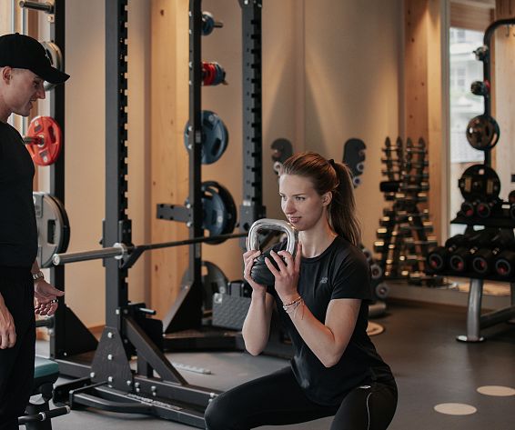 posthotel-achenkirch-fitnesstraining-mit-personaltrainer-im-fitnessstudio-2