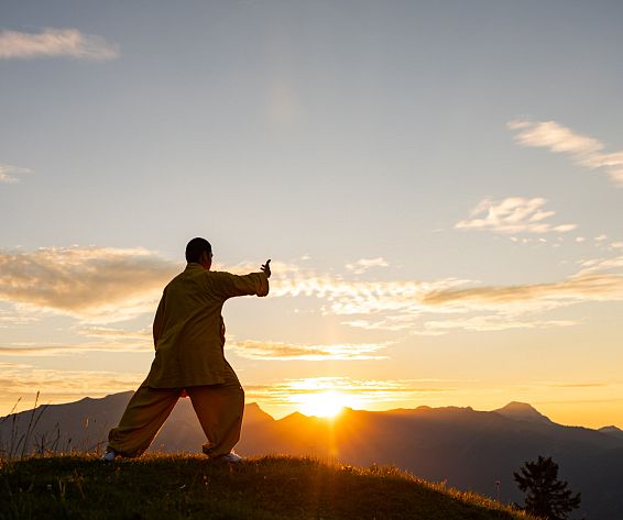 qi-gong-sonnenaufgang-berge-posthotel-achenkirch-2