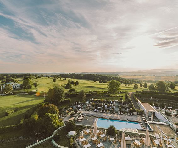reiters-supreme-sportbecken-mit-golfplatzblick-hotelsinshapejennikoller-04227-1-2