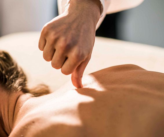 tcm-akupressur-nacken-behandlung-posthotel-achenkirch-2