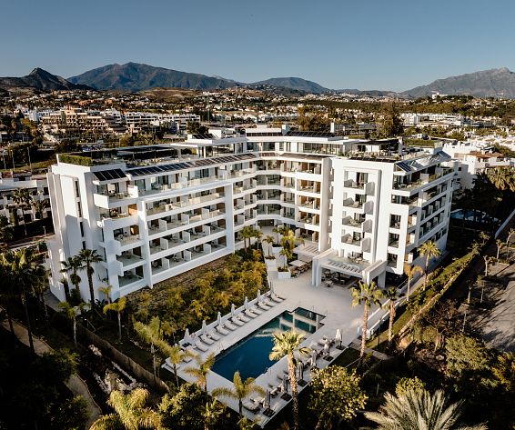 hotelanlage-drohnenansicht-the-flag-costa-del-sol-estepona.webp