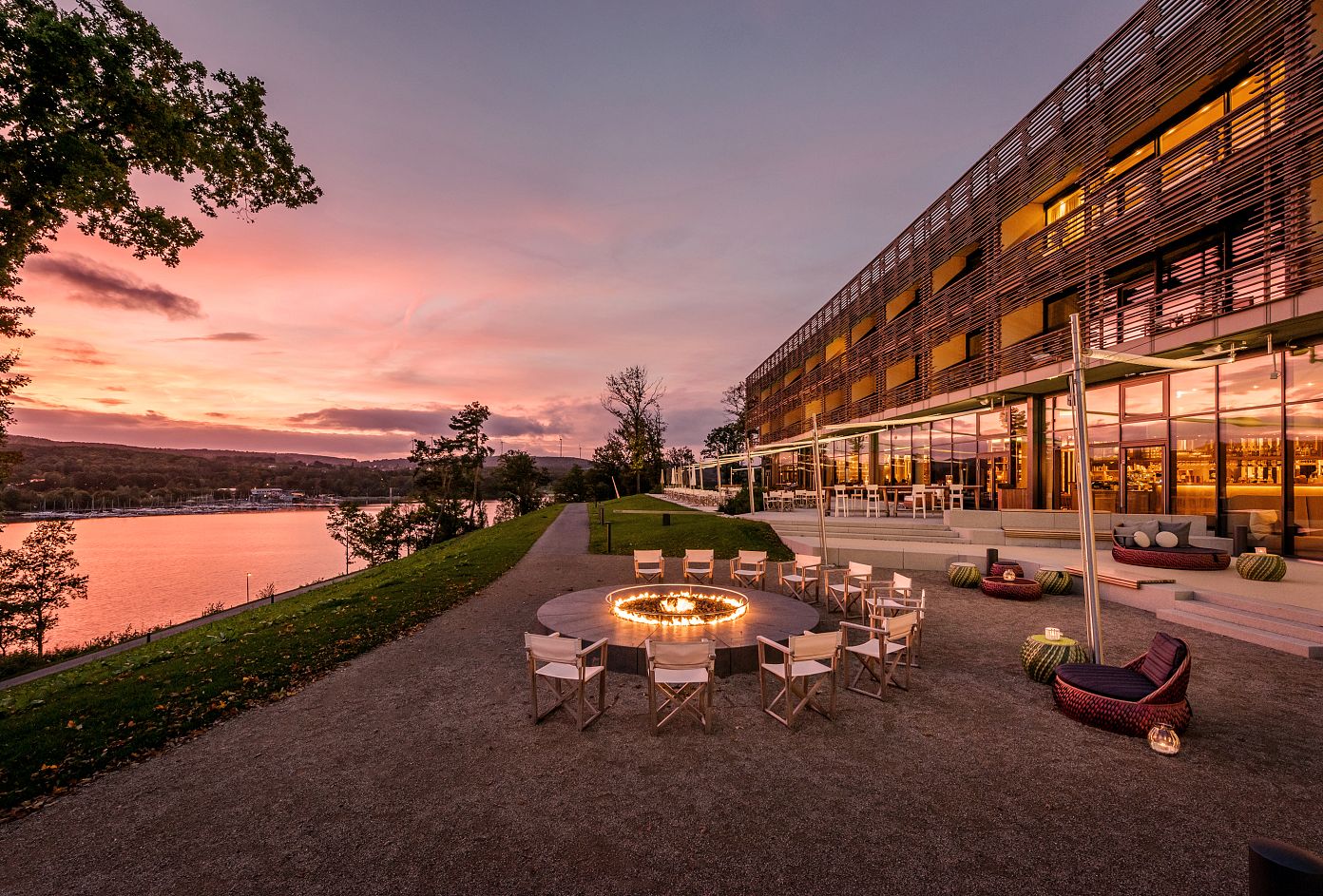 seezeitlodge-hotel-und-spa-bistalsee-mit-keltischem-feuerplatz-vo-dem-haus-abendstimmung