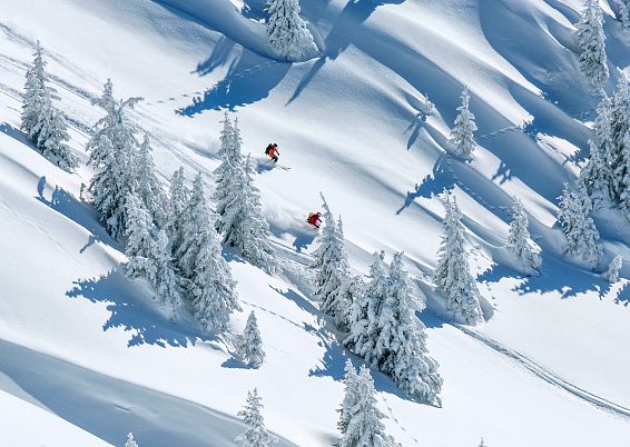 berglandschaft-im-winter-skitouren-tiefschnee-hotelsinshape-best-fitness-hotels-adobestock-75676704-3