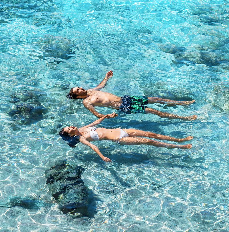 entspannt-im-wasser-adobestock-236956999