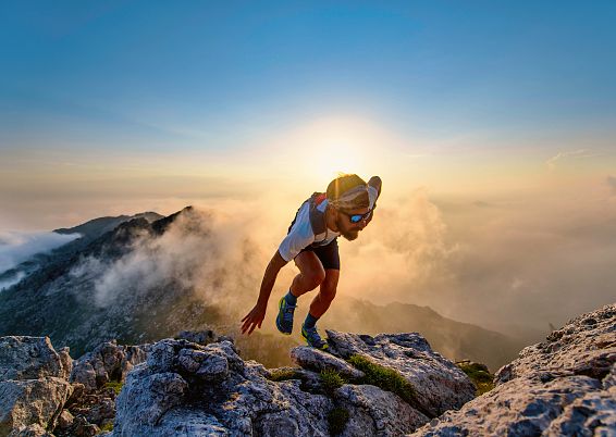 trailrunner-hohentraining-adobestock-376380392-3